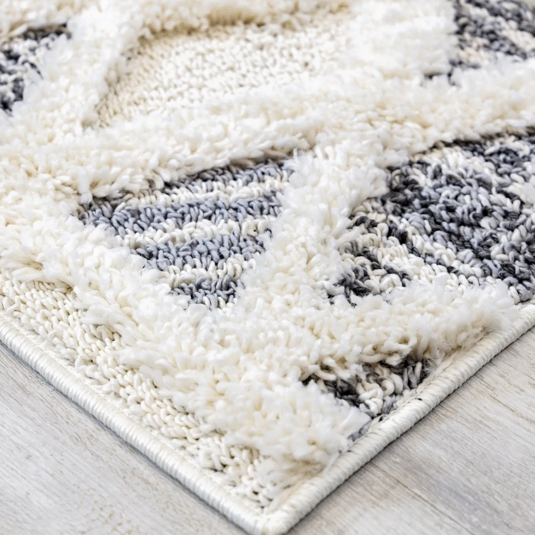 Sale (B712) Gloria Cream Diamond Design Area Rug, 5 7